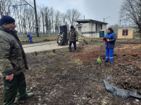 Уборка территории у обелиска